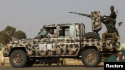 FILE - Jami'an tsaron Najeriya suna sunturi a jihar Zamfara. 