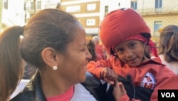 La pequeña Noah junto a su madre, Estefani Valeriano, tras haber logrado completar el castillo.