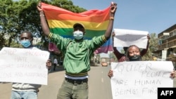 Au Kenya, les personnes LGBTQ sont confrontées à la précarité et aux discriminations dans une société où l'homosexualité reste taboue.