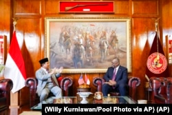 Menteri Pertahanan AS Lloyd Austin (kanan), dalam pertemuan dengan Menteri Pertahanan Indonesia Prabowo Subianto di Jakarta, Senin, 21 November 2022. (Willy Kurniawan/Pool Photo via AP)