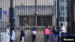 La gente hace fila en la puerta de la embajada de EEUU en La Habana, Cuba, el 4 de enero de 2022.