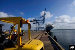 Arhiva - Lučki radnik u Šri Lanki u međunarodnoj luci u Hambantoti, kojom rukovodi Kina, 16. avgusta 2022.