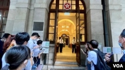 大批記者11月28日下午四時在香終審法院外，等候頒佈英國御用大律師Tim Owen能否代表壹傳媒創辦人黎智英國安法案件抗辯的書面判辭。(美國之音 湯惠芸)