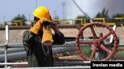 کارگر صنعت نفت (آرشیو)