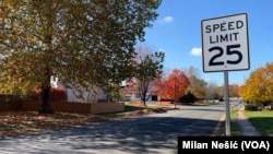 Ulica Karlo u Manasasu sastoji se iz niza porodičnih kuća.