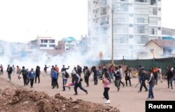 Manifestantes se manifiestan cerca del aeropuerto de Cuzco durante una protesta exigiendo la disolución del Congreso y la celebración de elecciones democráticas en lugar de reconocer a Dina Boluarte como presidenta de Perú, tras el derrocamiento del líder peruano Pedro Castillo, en Cuzco, Perú, el 14 de diciembre de 2022.