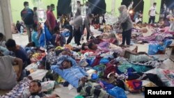 Wakimbizi wa Rohingya wakipokea matibabu baada ya kuwasili katika kijiji cha Maunasah Ujong Pie, Aceh, Indonesia Dec 26, 2022