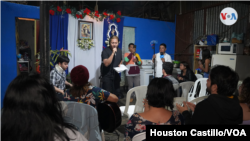 Un grupo de nicaragüenses exiliados en Costa Rica entonan cantos a una imagen religiosa. 