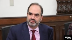 El presidente de la SIP, Michael Greenspon, durante visita a Guatemala el jueves 8 de diciembre para asistir a la audiencia judicial contra el periodista José Rubén Zamora, sostuvo reuniones también con personeros del gobierno. (Foto cortesía Vicepresidencia de Guatemala)