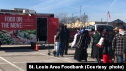 ARCHIVO - El programa Food on the Move del St. Louis Area Foodbank lleva suministros a personas en diferentes lugares del área, que incluyen iglesias y escuelas secundarias, 28 de febrero de 2022 (cortesía de St. Louis Area Foodbank)