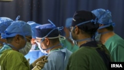 مهاجرت پزشکان ایرانی به خارج از کشور، یکی از موضوعات مورد توجه سال‌های اخیر است.