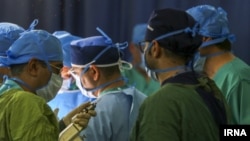 مهاجرت پزشکان ایرانی به خارج از کشور، یکی از موضوعات مورد توجه سال‌های اخیر است.