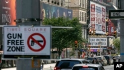 Un letrero que reza "zona libre de armas" es visto cerca de Times Square, el 31 de agosto de 2022, en Nueva York.