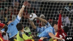 À la fin du temps réglementaire du quart de finale Uruguay – Ghana au Mondial 2010, Luis Suarez avait stoppé un tir ghanéen sur sa ligne de but.