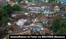 Tim penyelamat mencari orang hilang di reruntuhan bangunan yang runtuh akibat gempa di Cianjur, Jawa Barat, 24 November 2022. (Foto: Antara/Raisan Al Farisi via REUTERS)