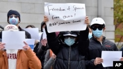 Manifestantes en la Universidad de Harvard, en Massachusetts, expresan su apoyo a las protestas en Chia el 29 de noviembre de 2022.