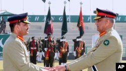 فوج کے سابق سربراہ جنرل قمر جاوید باجوہ موجودہ آرمی چیف جنرل عاصم منیر کے ہمراہ۔ (فائل فوٹو)