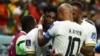 Le capitaine des Black Stars du Ghana Andre Ayew félicite Mohammed Kudus, auteur de deux buts contre la Corée du Sud le 28 novembre 2022 lors de la Coupe du monde au Qatar.
