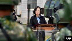 រូបឯកសារ៖ ប្រធានាធិបតី​តៃវ៉ាន់​លោកស្រី Tsai Ing-wen ថ្លែង​សុន្ទរកថា​នៅ​មូលដ្ឋាន​យោធា​នៅ​ទីក្រុង Tainan ភាគខាងត្បូង​កោះតៃវ៉ាន់​កាលពី​ថ្ងៃទី៩ ខែមេសា ឆ្នាំ២០២០។