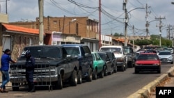 Los conductores hacen fila para llenar los tanques de sus autos en una gasolinera en Maracaibo, Estado Zulia, Venezuela, el 2 de julio de 2020 en medio de la pandemia del coronavirus COVID-19.