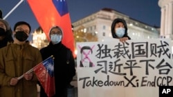 在美国首都华盛顿白宫附近举行抗议的人群手举反对习近平的标语。（2022年12月4日）