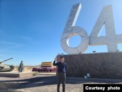 在美國加州自由雕塑公園六四紀念碑前（唐愷提供）