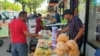 Comerciantes hispanos montan puestos informales en Arlandria, en las afueras de Washington D.C. [Foto VOA / Tomás Guevara]
