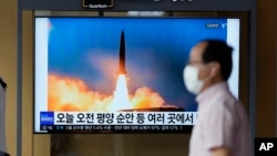A TV screen showing a news program reporting about Sunday's North Korean missile launch with file image, is seen at a train station in Seoul, South Korea, June 5, 2022. 