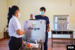 រូបឯកសារ៖ ពលរដ្ឋម្នាក់បានបោះឆ្នោត ក្នុងការបោះឆ្នោតជ្រើសតាំងក្រុមប្រឹក្សាឃុំសង្កាត់អាណត្តិទី ៥ នៅក្នុងសង្កាត់ភ្នំពេញថ្មី ខណ្ឌសែនសុខ រាជធានីភ្នំពេញ ថ្ងៃទី ៥ ខែមិថុនា ឆ្នាំ ២០២២។ (ខាន់ សុគុំមនោ/វីអូអេ)