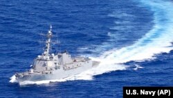 美國海軍伯克級導彈驅逐艦“桑普森”號穿越台灣海峽。 （2022年1月25日）