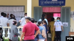 រូប​ឯកសារ៖ ទិដ្ឋ​ភាព​ទូទៅ​ថ្ងៃបោះឆ្នោតជ្រើសរើស​ក្រុម​​ឃុំសង្កាត់ឃុំសង្កាត់នៅ​ការិយាល័យ​បោះ​ឆ្នោត​អូរ​តាគាំ១​ក្នុង​ក្រុង​បាត់​ដំបង នៅ​ថ្ងៃទី០៥ ខែមិថុនា ឆ្នាំ២០២២។ (លាស់ លីបលីប​/​វីអូអេ) 