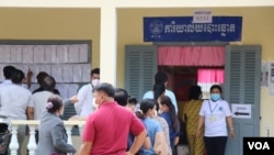 ទិដ្ឋ​ភាព​ទូទៅ​ថ្ងៃបោះឆ្នោតជ្រើសរើស​ក្រុម​​ឃុំសង្កាត់ឃុំសង្កាត់នៅ​ការិយាល័យ​បោះ​ឆ្នោត​អូរ​តាគាំ១​ក្នុង​ក្រុង​បាត់​ដំបង នៅ​ថ្ងៃទី០៥ ខែមិថុនា ឆ្នាំ២០២២។ (លាស់ លីបលីប​/​វីអូអេ) 