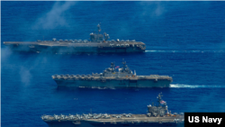 美军两艘航母和一艘轻型航母参与2022年“坚强盾牌”联合军演（美国第七舰队2022年6月13日）