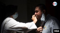 Fieles nicaragüenses durante una misa el miércoles de cenizas en Semana Santa.