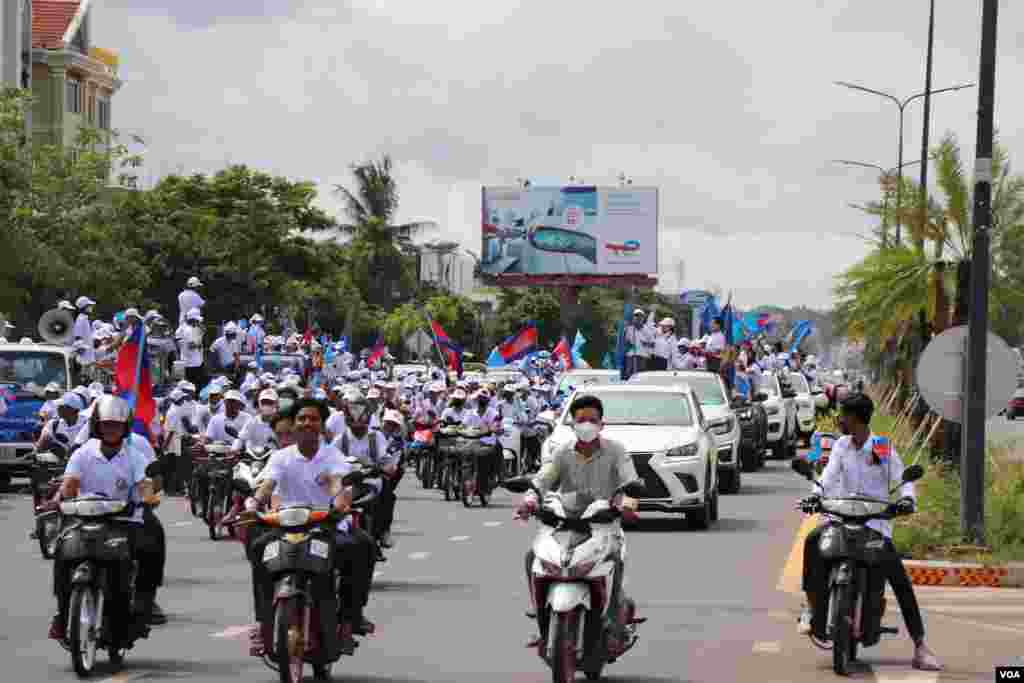 ទិដ្ឋ​ភាព​ទូទៅ​ថ្ងៃចុង​ក្រោយ​នៃ​យុទ្ធ​នាការ​ឃោសនាបោះឆ្នោត​ឃុំសង្កាត់ ​របស់​គណបក្ស​ប្រជា​ជន​កម្ពុជា ​នៅ​ក្នុង​ក្រុង​សៀម​រាប នៅ​ថ្ងៃទី០៣ ខែមិថុនា ឆ្នាំ ២០២២។ (លាស់ លីបលីប​/​វីអូអេ) 