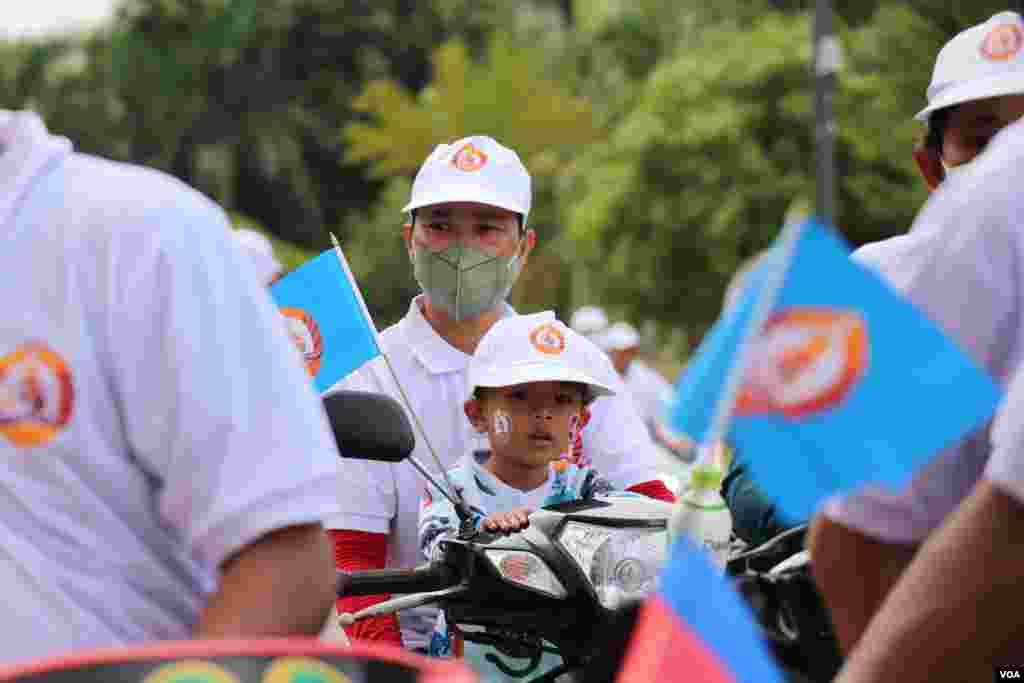 សកម្មជននិងអ្នកគាំទ្រចូលរួមហែក្បួនចុង​ក្រោយ​នៃ​យុទ្ធ​នាការ​ឃោសនាបោះឆ្នោត​ឃុំសង្កាត់ ​របស់​គណបក្ស​ប្រជា​ជន​កម្ពុជា ​នៅ​ក្នុង​ក្រុង​សៀម​រាប នៅ​ថ្ងៃទី០៣ ខែមិថុនា ឆ្នាំ ២០២២។ (លាស់ លីបលីប​/​វីអូអេ) 