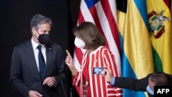El secretario de Estado de EEUU, Antony Blinken habla con la vicepresidenta de Colombia, Marta Lucía Ramírez, antes de hacer una declaración en el hotel Westin Playa Bonita Panamá en una reunión ministerial sobre migración y protección, el 20 de abril de 2022.