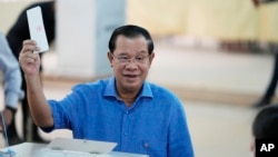 លោកនាយករដ្ឋមន្ត្រី ហ៊ុន សែន ដែលត្រូវជាប្រធានគណបក្សប្រជាជនកម្ពុជា បង្ហាញសន្លឹកឆ្នោតដែលលោកបានចូលរួមបោះឆ្នោត នៅក្នុងការបោះឆ្នោតក្រុមប្រឹក្សាឃុំសង្កាត់អាណត្តិទី ៥ នៅក្រុងតាខ្មៅ ខេត្តកណ្តាល កាលពីថ្ងៃអាទិត្យ ទី ៥ ខែមិថុនា ឆ្នាំ ២០២២។