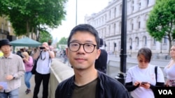 2022年6月4日在伦敦大批支持乌克兰与香港的示威者在唐宁街10号首相府外举行的六四事件纪念集会上，前香港立法会议员罗冠聪参加集会。 （美国之音/郑乐捷）