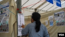 ស្ត្រីម្នាក់ផ្ទៀងផ្ទាត់ឈ្មោះនៅក្នុងបញ្ជីឈ្មោះអ្នកបោះឆ្នោត មួយថ្ងៃមុនថ្ងៃបោះឆ្នោតឃុំសង្កាត់អាណត្តិទី ៥ នៅមណ្ឌលបោះឆ្នោតមួយកន្លែង ក្នុងសង្កាត់ផ្សារកណ្តាលទី ១ ខណ្ឌដូនពេញ រាជធានីភ្នំពេញ ថ្ងៃសៅរ៍ ទី ៤ ខែមិថុនា ឆ្នាំ ២០២២។ (ខាន់ សុគុំមនោ/វីអូអេ)