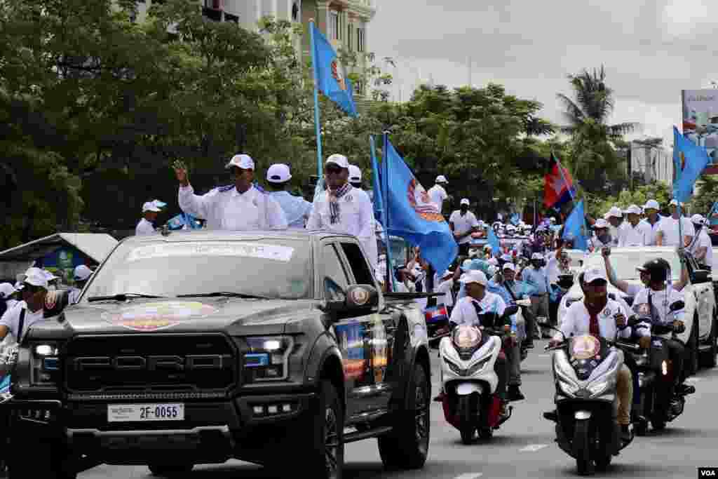 លោក ​ទៀ ​បាញ់ ​រដ្ឋ​មន្ត្រី​ក្រសួង​ការ​ពារ​ជាតិ ដឹក​នាំ​ក្បួន​បិទ​បញ្ចប់​យុទ្ធ​នាការ​ឃោ​សនារក​សំឡេង​ឆ្នោត​ ​របស់​គណ​បក្ស​ប្រជា​ជន​កម្ពុជា ​ក្នុង​ក្រុង​សៀមរាប កាលពីថ្ងៃទី០៣ ខែមិថុនា ឆ្នាំ ២០២២។ (លាស់ លីបលីប​/​វីអូអេ