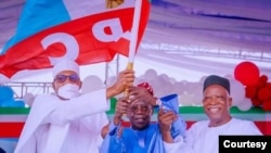 Lokacin da shugaba Buhari ya ba Tinubu tutar jam'iyya (Hoto: Fadar shugaban kasa)
