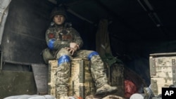Un soldado ucraniano sentado en un camión en Kupiansk, una zona recién retomada en la región de Járkiv, Ucrania, el miércoles 14 de septiembre de 2022.. (AP Foto/Kostiantyn Liberov)