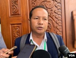 ប្រធាន​សហជីព​ចលនា​កម្មករ​កម្ពុជា ​លោក ​ប៉ាវ ស៊ីណា ថ្លែង​ទៅ​កាន់​អ្នក​សារព័ត៌មាន ក្រោយ​បញ្ចប់​ការ​បោះឆ្នោត​កំណត់​ប្រាក់ឈ្នួលអប្បបរមា​សម្រាប់កម្មកររោងចក្រ​កាត់​ដេរ ​នៅថ្ងៃ​ទី​២១ ខែ​កញ្ញា ឆ្នាំ​២០២២។ (កាន់ វិច្ឆិកា/វីអូអេ)