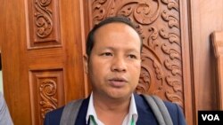 ប្រធាន​សហជីព​ចលនា​កម្មករ​កម្ពុជា ​លោក ​ប៉ាវ ស៊ីណា ថ្លែង​ទៅ​កាន់​អ្នក​សារព័ត៌មាន ក្រោយ​បញ្ចប់​ការ​បោះឆ្នោត​កំណត់​ប្រាក់ឈ្នួលអប្បបរមា​សម្រាប់កម្មកររោងចក្រ​កាត់​ដេរ ​នៅថ្ងៃ​ទី​២១ ខែ​កញ្ញា ឆ្នាំ​២០២២។ (កាន់ វិច្ឆិកា/វីអូអេ)