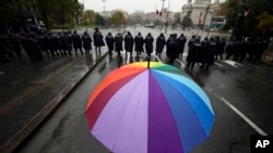 Učesnik Prajda ispred Ustavnog suda u Beogradu, iza kordona policije, 17. septembar 2022.