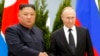 ARHIVA - Sjevernokorejski lider Kim Džong Un i ruski predsjednik Vladimir Putin rukuju se tokom sastanka u Vladivostoku, 25. april 2019 (Foto: AP Photo/Alexander Zemlianichenko)