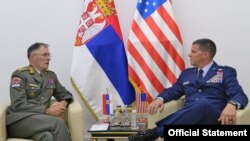 Komandant Komande za specijalne operacije Evropske komande Oružanih snaga Sjedinjenih Američkih Država general-major Stiven Edvards sastao se sa načelnikom Generalštaba Vojske Srbije generalom Milanom Mojsilovićem, u Beogradu, 16. septembra 2022. (Foto: Sajt Ministarstva odbrane)
