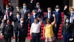 El presidente Pedro Castillo saluda junto a su nuevo gabinete conformado el pasado mes de marzo. Ese sería el cuarto gabinete en medio año de gobierno. A la fecha ha hecho varios cambios más en sus principales carteras. 