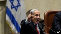 Perdana Menteri Israel Benjamin Netanyahu menyampaikan pidato di depan anggota parlemen Israel di Yerusalem, pada 23 Mei 2023. (Foto: AP/Ohad Zwigenberg)